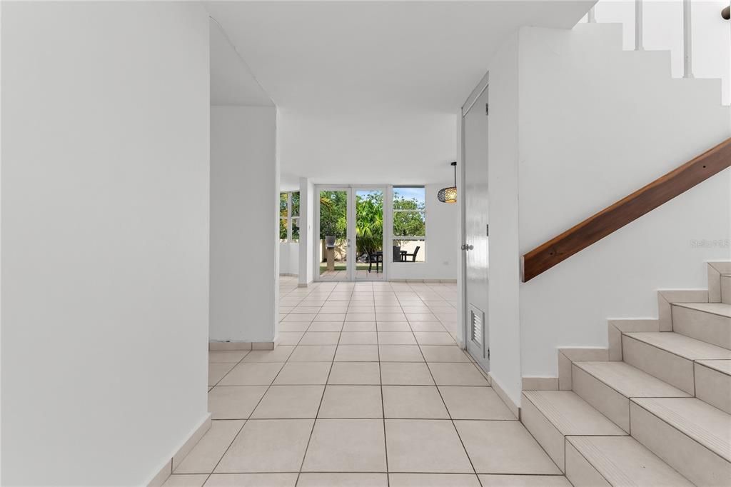 En Venta: $695,000 (4 camas, 2 baños, 2300 Pies cuadrados)