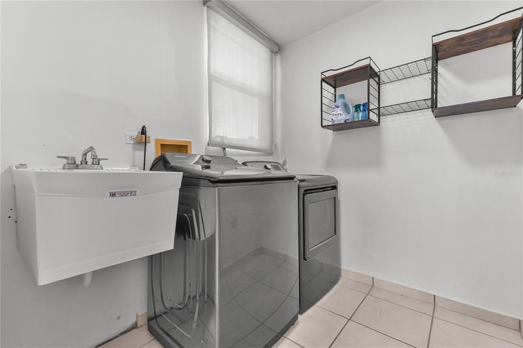 En Venta: $695,000 (4 camas, 2 baños, 2300 Pies cuadrados)