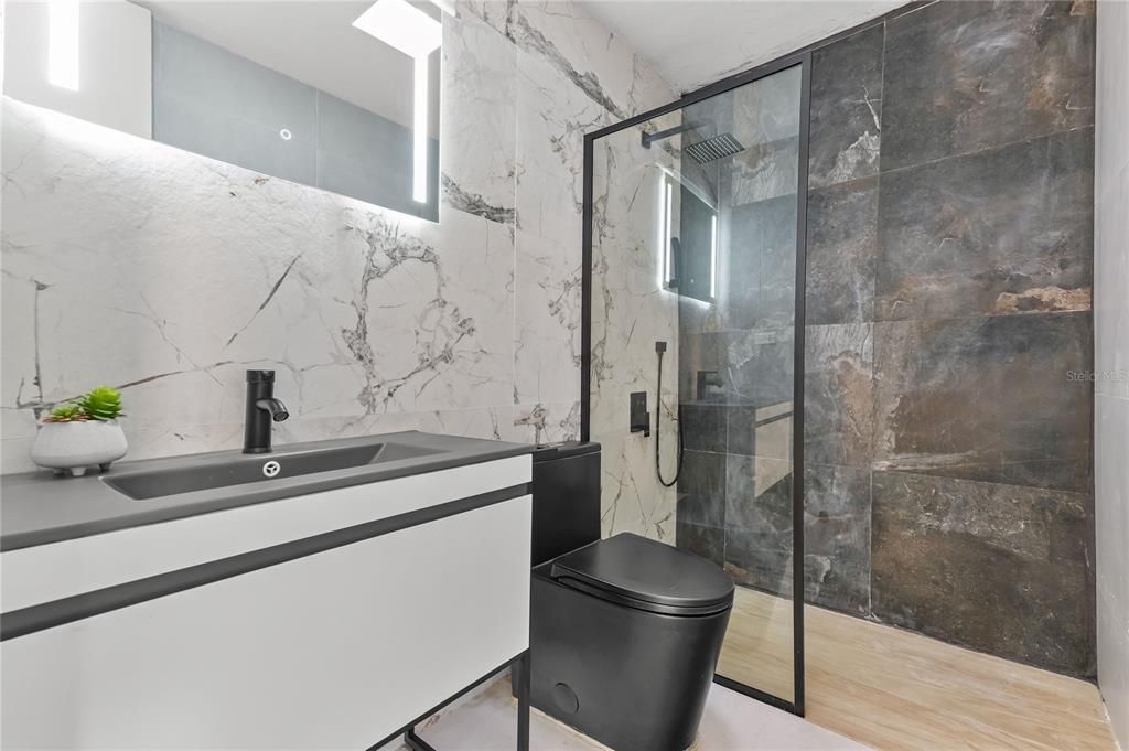 En Venta: $695,000 (4 camas, 2 baños, 2300 Pies cuadrados)