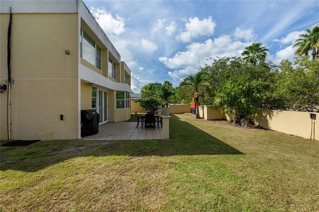 En Venta: $695,000 (4 camas, 2 baños, 2300 Pies cuadrados)