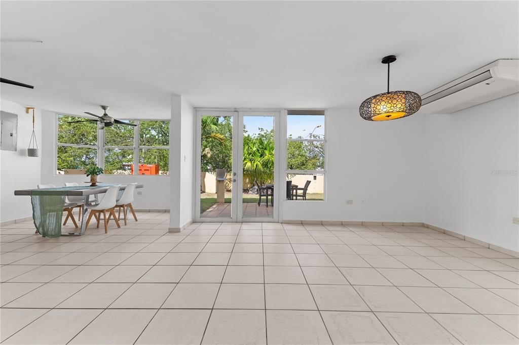 En Venta: $695,000 (4 camas, 2 baños, 2300 Pies cuadrados)