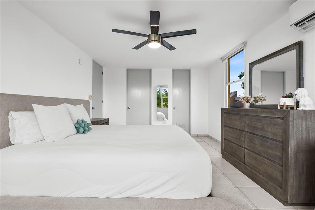 En Venta: $695,000 (4 camas, 2 baños, 2300 Pies cuadrados)