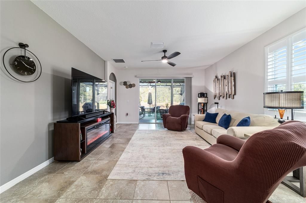 На продажу: $299,500 (2 спален, 2 ванн, 1552 Квадратных фут)