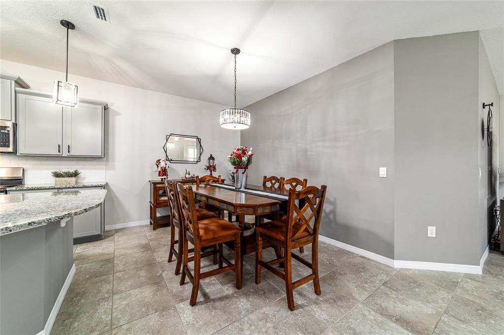 На продажу: $299,500 (2 спален, 2 ванн, 1552 Квадратных фут)