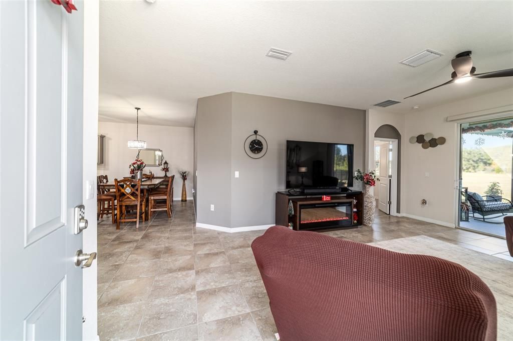 На продажу: $299,500 (2 спален, 2 ванн, 1552 Квадратных фут)