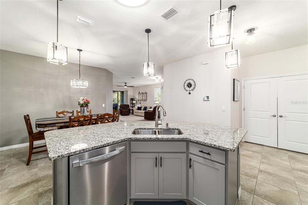 На продажу: $299,500 (2 спален, 2 ванн, 1552 Квадратных фут)