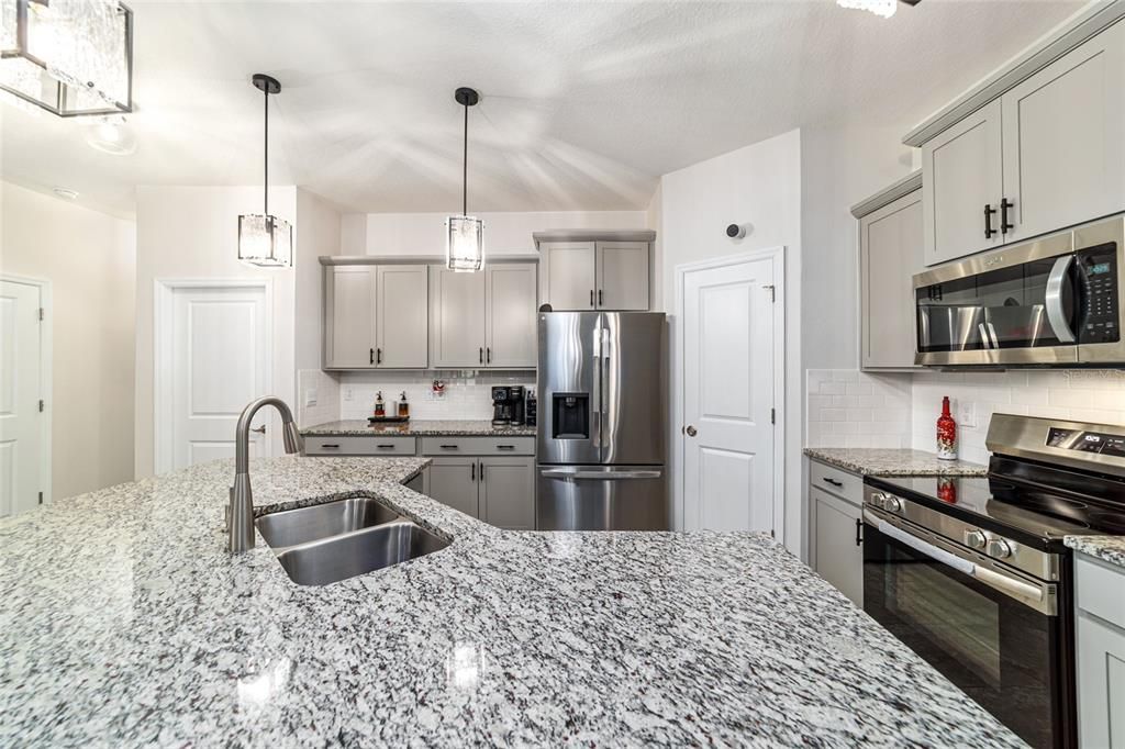 На продажу: $299,500 (2 спален, 2 ванн, 1552 Квадратных фут)