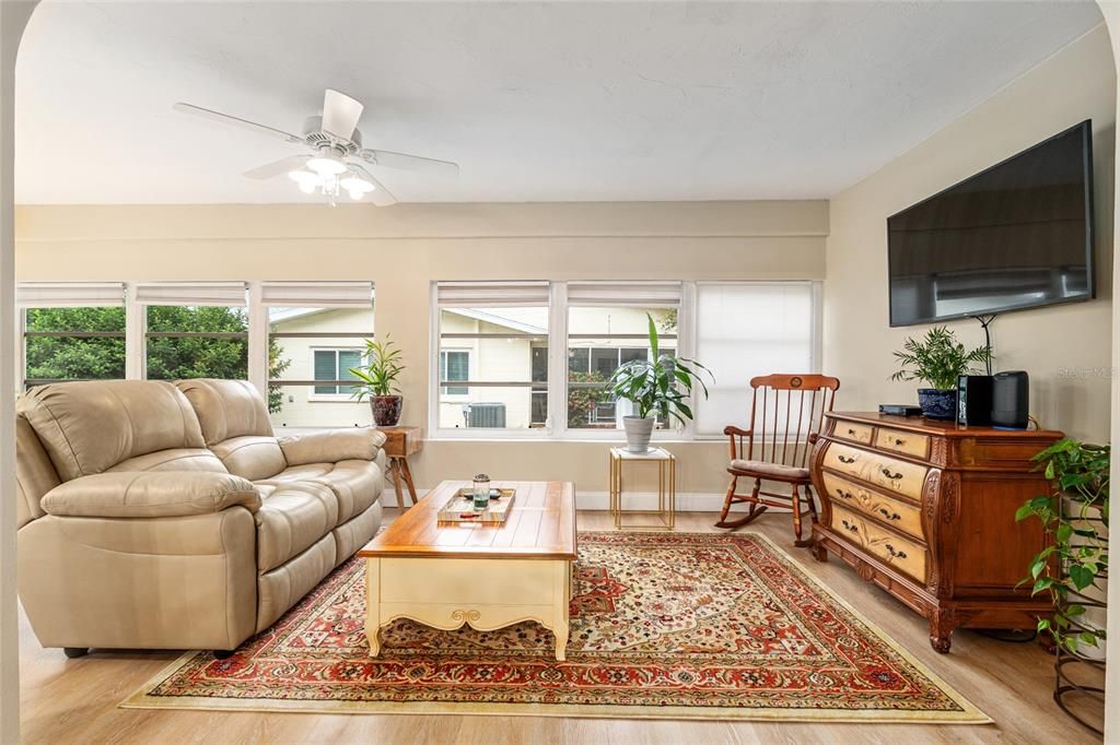 На продажу: $216,999 (2 спален, 2 ванн, 1748 Квадратных фут)