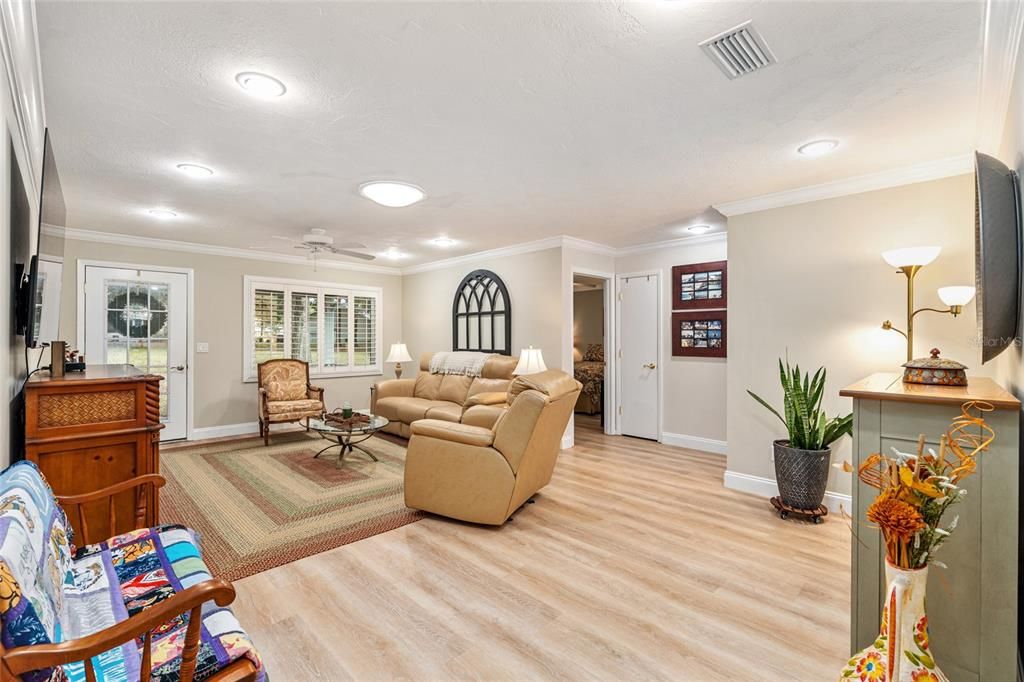 На продажу: $216,999 (2 спален, 2 ванн, 1748 Квадратных фут)