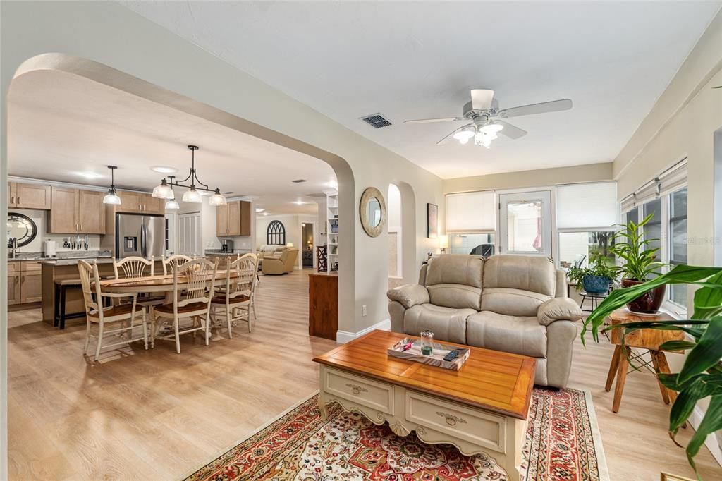 На продажу: $216,999 (2 спален, 2 ванн, 1748 Квадратных фут)