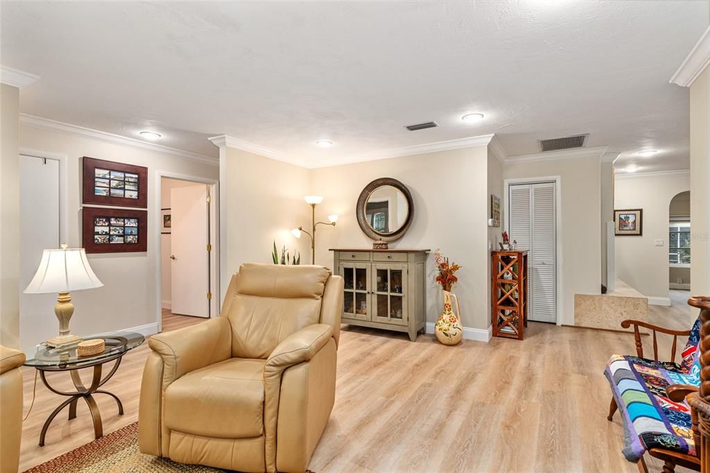 На продажу: $216,999 (2 спален, 2 ванн, 1748 Квадратных фут)