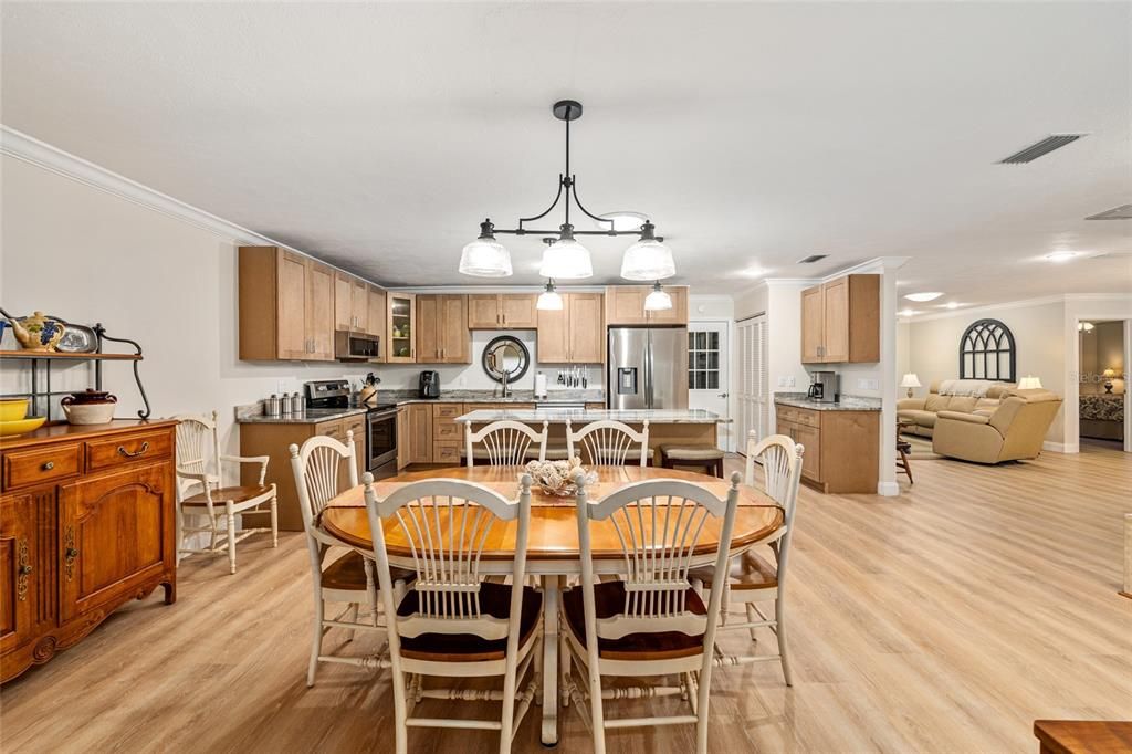 На продажу: $216,999 (2 спален, 2 ванн, 1748 Квадратных фут)