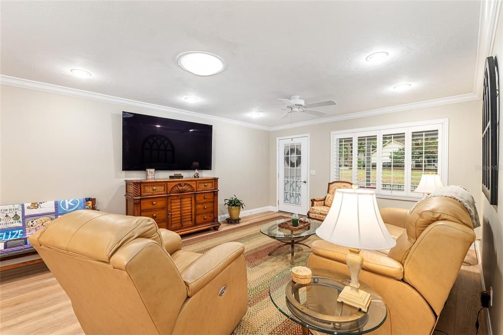 На продажу: $216,999 (2 спален, 2 ванн, 1748 Квадратных фут)