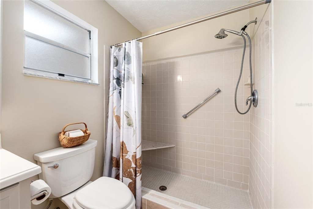 На продажу: $216,999 (2 спален, 2 ванн, 1748 Квадратных фут)