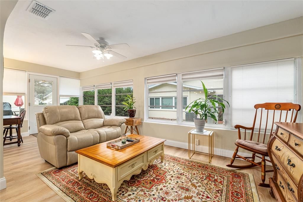 На продажу: $216,999 (2 спален, 2 ванн, 1748 Квадратных фут)