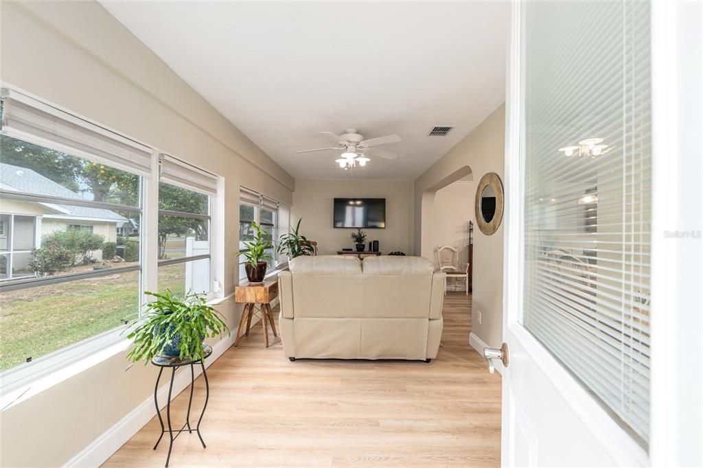 На продажу: $216,999 (2 спален, 2 ванн, 1748 Квадратных фут)