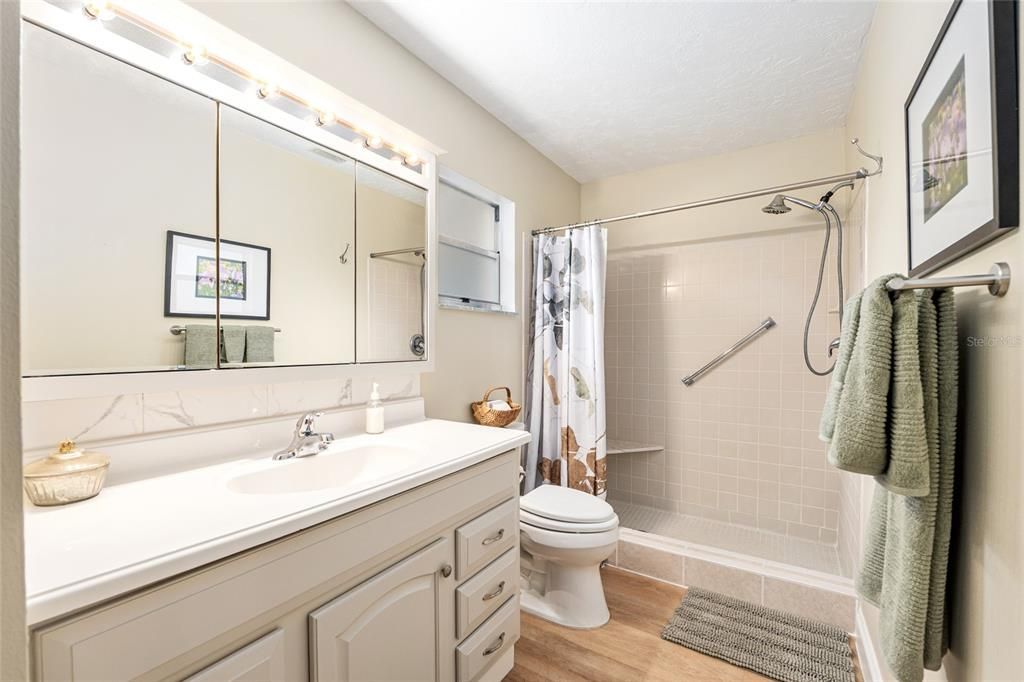 На продажу: $216,999 (2 спален, 2 ванн, 1748 Квадратных фут)