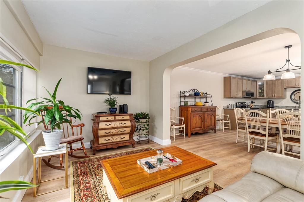 На продажу: $216,999 (2 спален, 2 ванн, 1748 Квадратных фут)