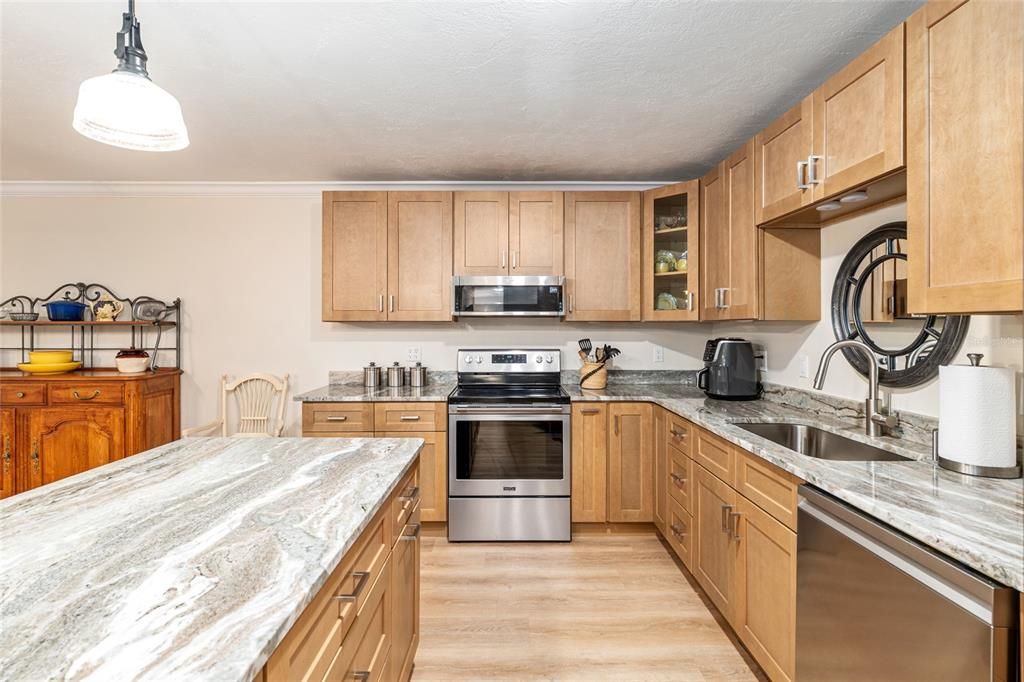 На продажу: $216,999 (2 спален, 2 ванн, 1748 Квадратных фут)