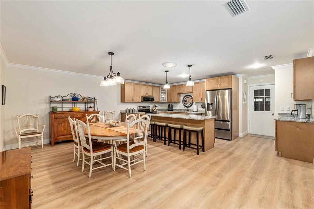 На продажу: $216,999 (2 спален, 2 ванн, 1748 Квадратных фут)