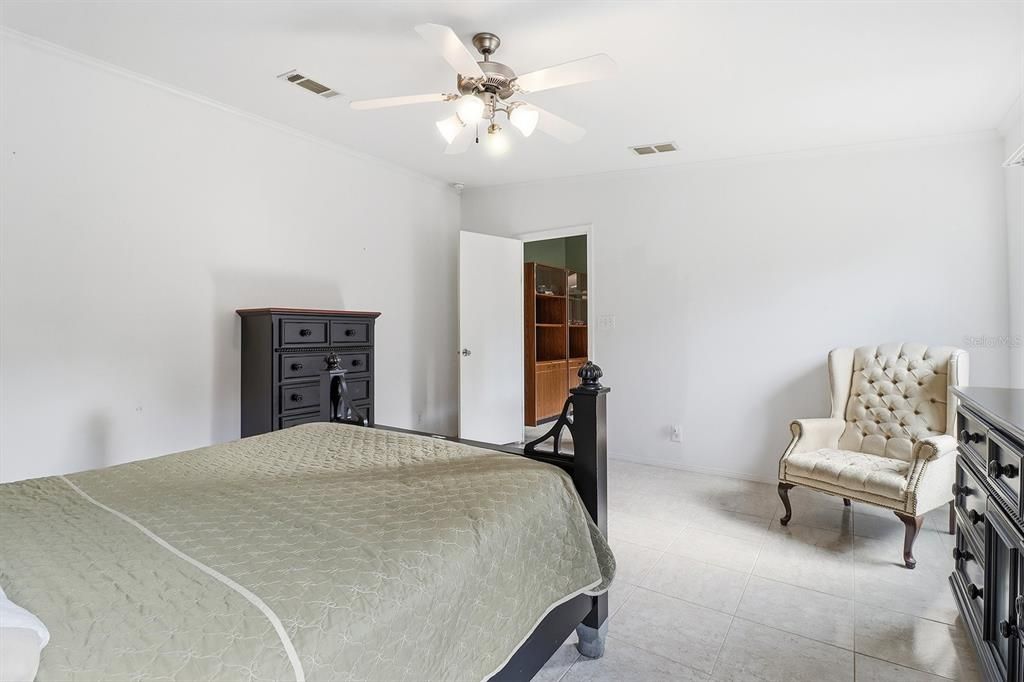 待售: $222,000 (4 贝兹, 2 浴室, 2280 平方英尺)