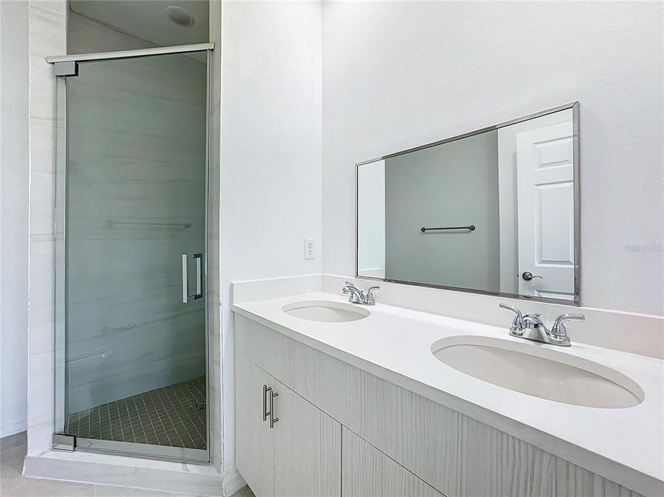 For Rent: $2,250 (4 beds, 2 baths, 2004 Square Feet)