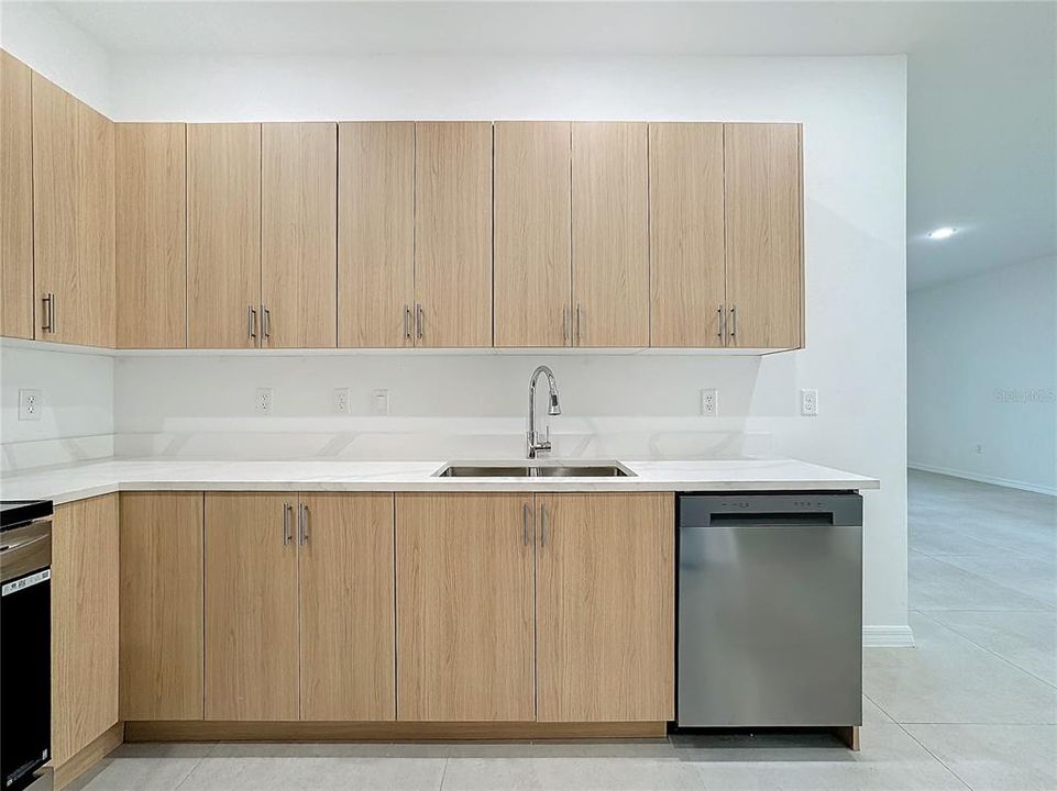 For Rent: $2,250 (4 beds, 2 baths, 2004 Square Feet)