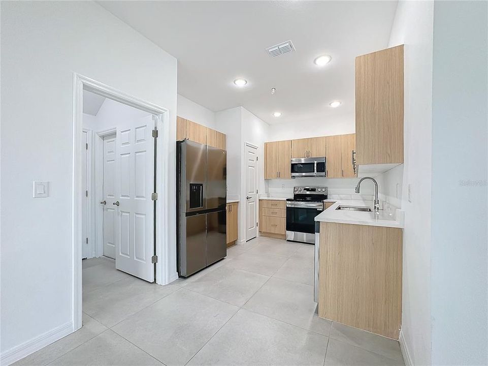 For Rent: $2,250 (4 beds, 2 baths, 2004 Square Feet)