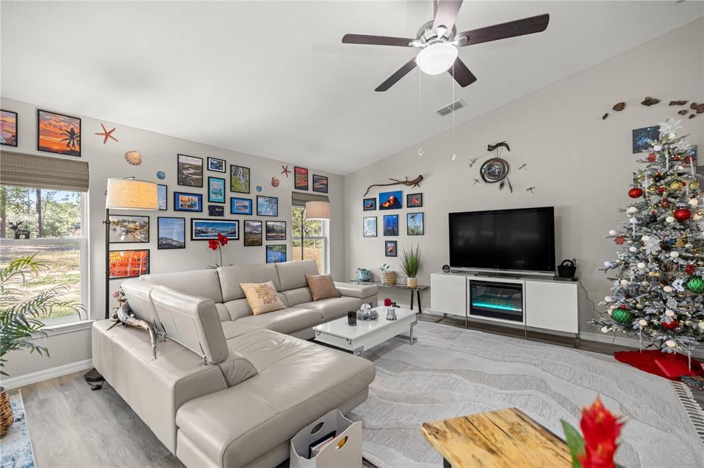 For Sale: $375,000 (4 beds, 2 baths, 1927 Square Feet)