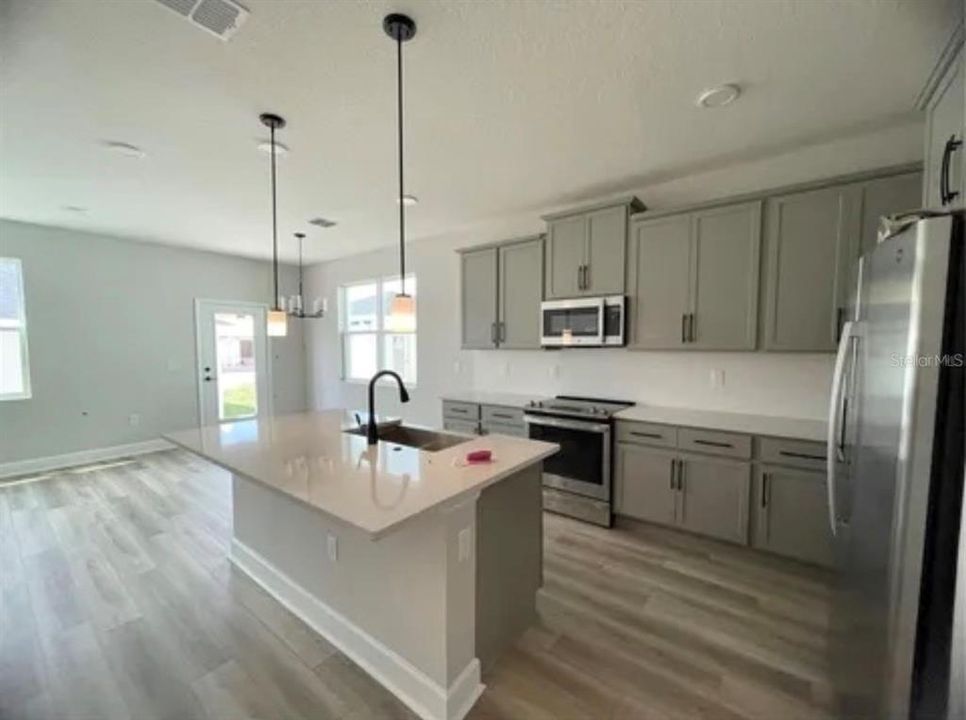 For Rent: $2,900 (3 beds, 2 baths, 1835 Square Feet)