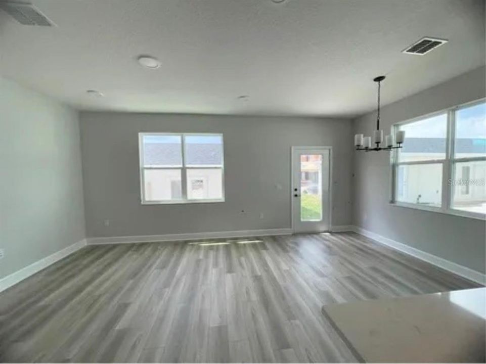 For Rent: $2,900 (3 beds, 2 baths, 1835 Square Feet)