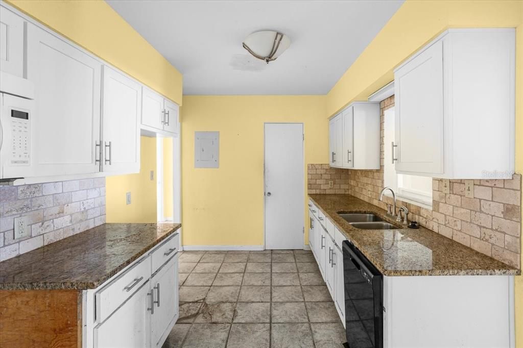 На продажу: $275,000 (3 спален, 2 ванн, 1842 Квадратных фут)