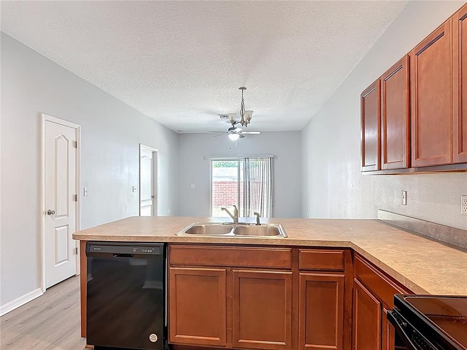 For Rent: $1,900 (3 beds, 2 baths, 1190 Square Feet)