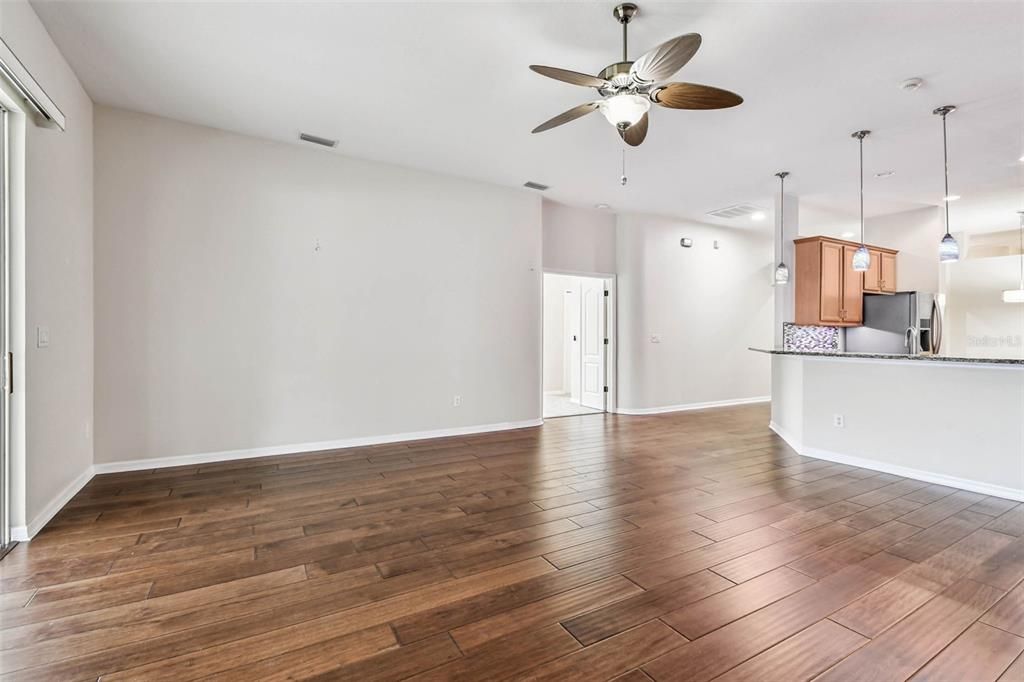 En Venta: $649,900 (4 camas, 3 baños, 2619 Pies cuadrados)