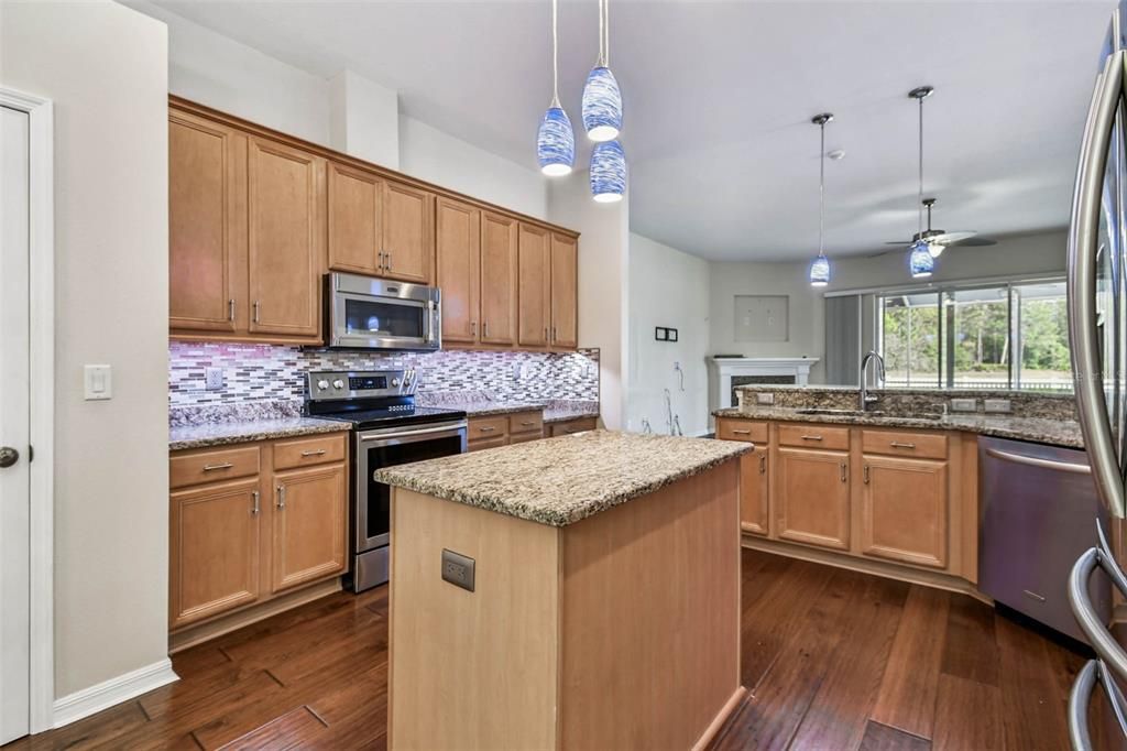 En Venta: $649,900 (4 camas, 3 baños, 2619 Pies cuadrados)