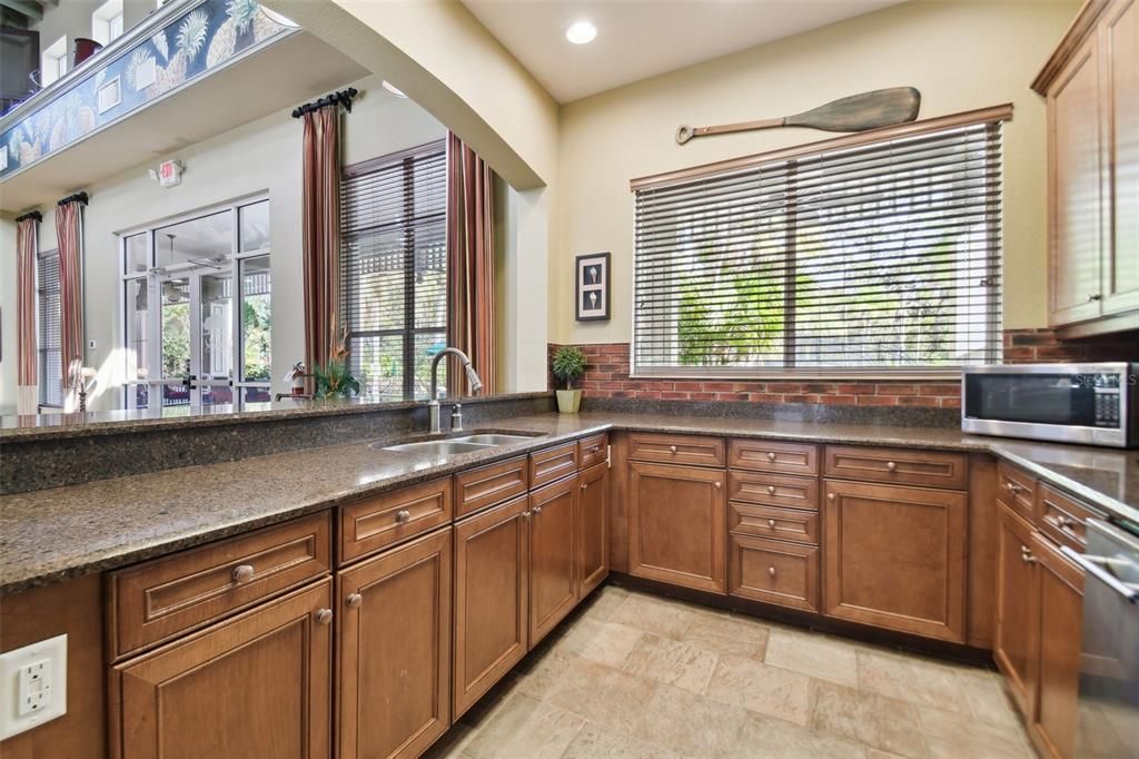 En Venta: $649,900 (4 camas, 3 baños, 2619 Pies cuadrados)