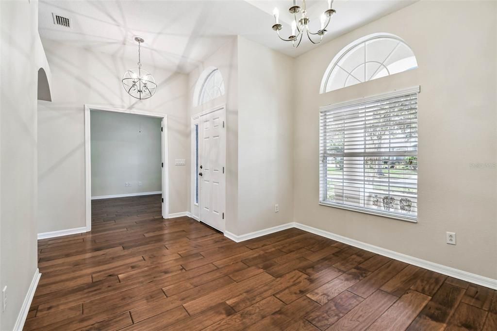 En Venta: $649,900 (4 camas, 3 baños, 2619 Pies cuadrados)