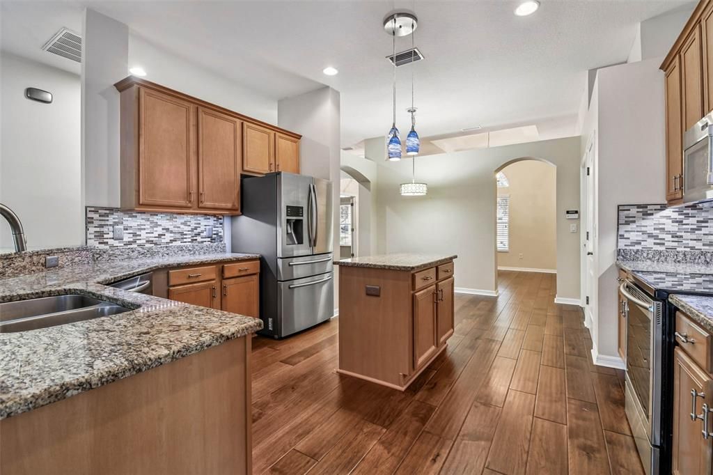 En Venta: $649,900 (4 camas, 3 baños, 2619 Pies cuadrados)