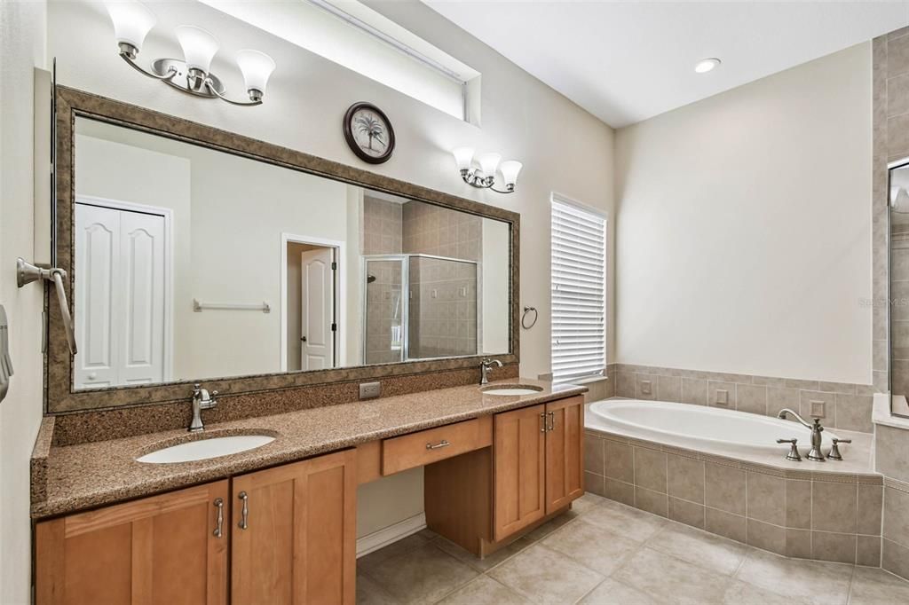 En Venta: $649,900 (4 camas, 3 baños, 2619 Pies cuadrados)