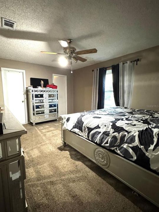 For Sale: $415,000 (4 beds, 3 baths, 1655 Square Feet)