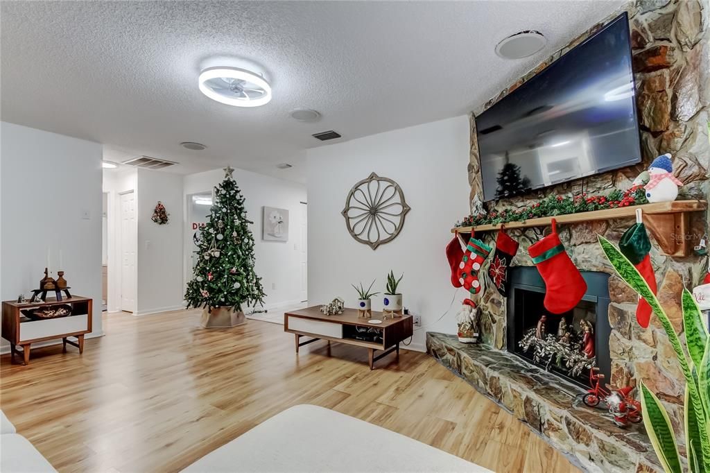 For Sale: $320,000 (3 beds, 2 baths, 1214 Square Feet)