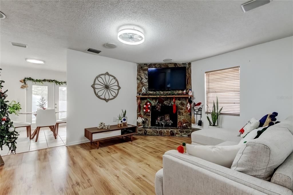 For Sale: $320,000 (3 beds, 2 baths, 1214 Square Feet)