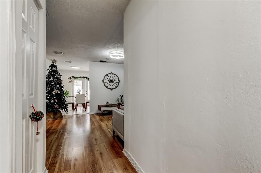 For Sale: $320,000 (3 beds, 2 baths, 1214 Square Feet)