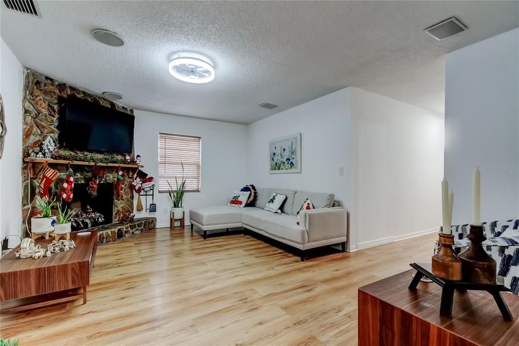 For Sale: $320,000 (3 beds, 2 baths, 1214 Square Feet)