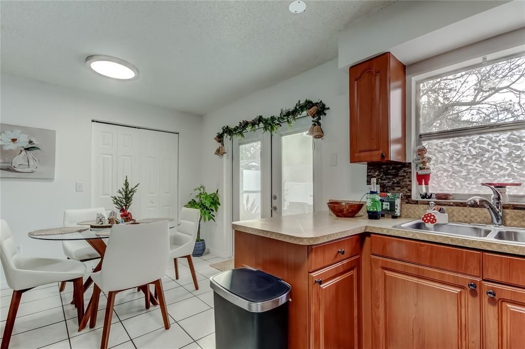 For Sale: $320,000 (3 beds, 2 baths, 1214 Square Feet)