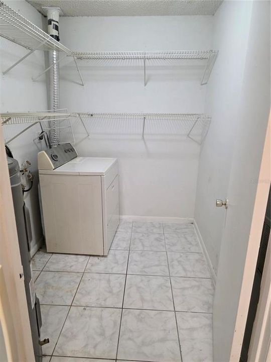 For Rent: $1,250 (2 beds, 1 baths, 899 Square Feet)