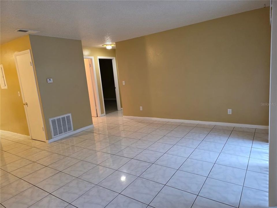 For Rent: $1,250 (2 beds, 1 baths, 899 Square Feet)