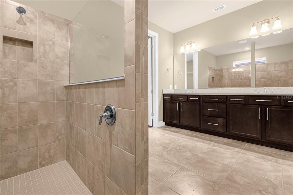 В аренду: $4,500 (6 спален, 5 ванн, 5354 Квадратных фут)