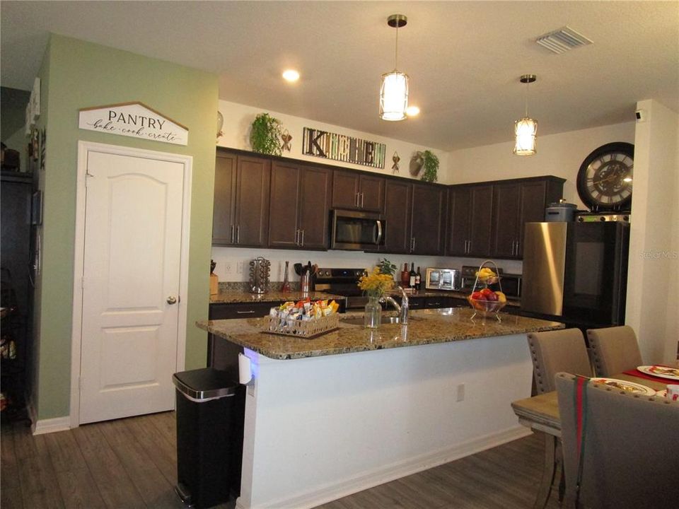 На продажу: $385,000 (5 спален, 3 ванн, 2251 Квадратных фут)