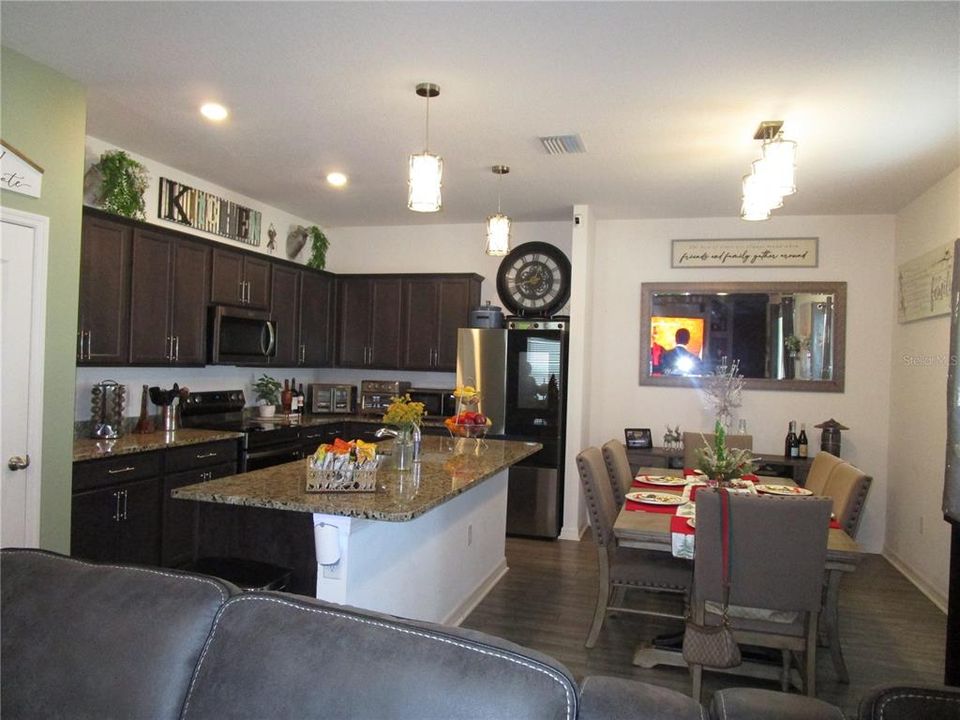 На продажу: $385,000 (5 спален, 3 ванн, 2251 Квадратных фут)